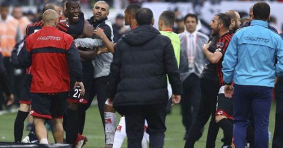 ضرب شقيق بوجبا فى الدورى التركى لخروجه من الملعب دون استئذان