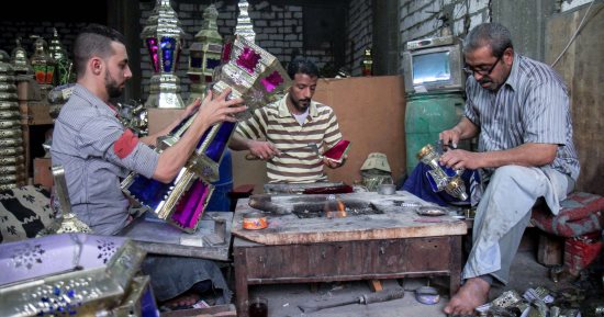 مراحل تصنيع فانوس رمضان.. "أبو ولاد والنجمة" الأصعب.. وارتفاع الأسعار أثر على البيع