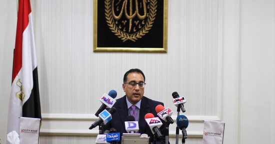 رئيس الوزراء يهدي درع تكريم لوزير الشباب والرياضة السابق بحضور الحالى