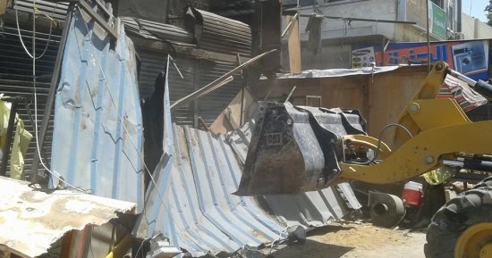 صور .. إزالة الإشغالات بشوارع حى الأربعين بالسويس
