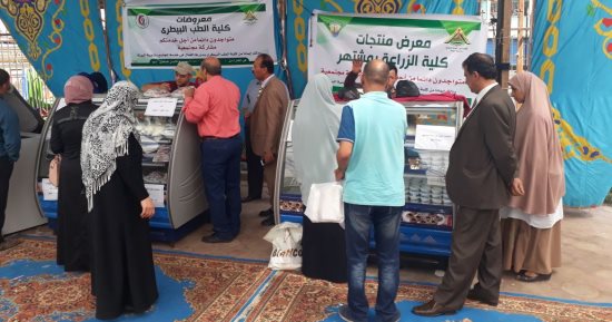 إقبال على معرض منتجات جامعة بنها وتخفيض أسعار منتجاته لـ 10%