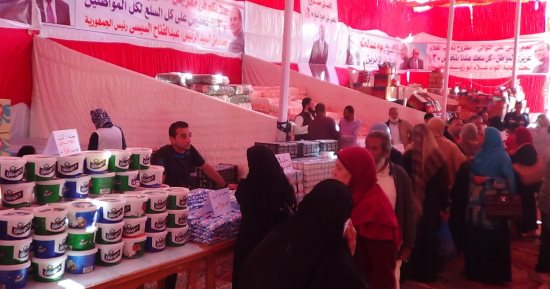 فيديو وصور.. إقبال أهالى مطروح على منافذ السلع الغذائية فور افتتاحها اليوم