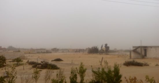 العواصف الترابية تحجب الرؤية نسبيا على طرق الوادى الجديد