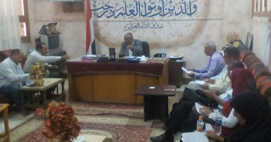 وكيل تعليم الأقصر يناقش تقرير اللجنة الثلاثية الخاص بلجان سير الامتحانات