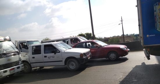 صور.. شلل مرورى بطريق إسكندرية الزراعى بسبب سقوط حمولة ذرة من سيارة نقل