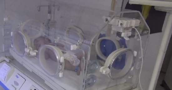 العثور على طفلة رضيعة ملقاة بصندوق قمامة فى السويس