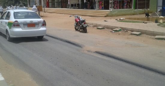 صور.. انهيارات بالطريق الرئيسى بمدينة الداخلة بسبب شاحنات النقل الثقيل