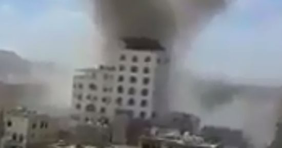 فيديو.. تصاعد أدخنة من مقر الرئاسة بصنعاء بعد غارات استهدفت قيادات حوثية