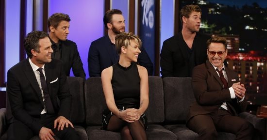 أعضاء فريق " Avengers " الخمسة يرسمون تاتو مطابقا احتفالا بنجاح الفيلم