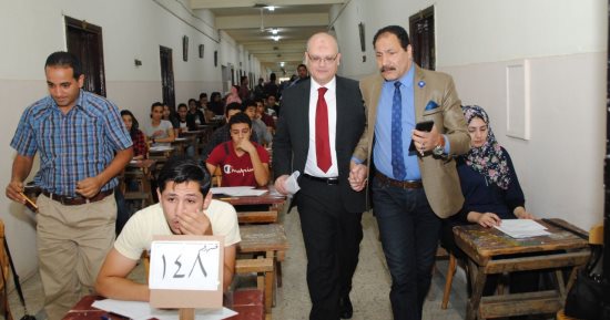 نائب رئيس جامعة عين شمس يتفقد لجان الامتحانات بكلية التجارة