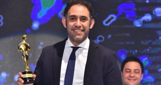 عمرو مصطفى يهدى شيرين عبد الوهاب أغنية حافية القدمين