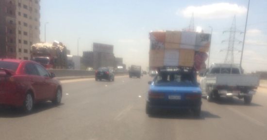 قارئ يرصد سيارة ملاكى بحمولة زائدة على الطريق الدائرى فى اتجاه المرج
