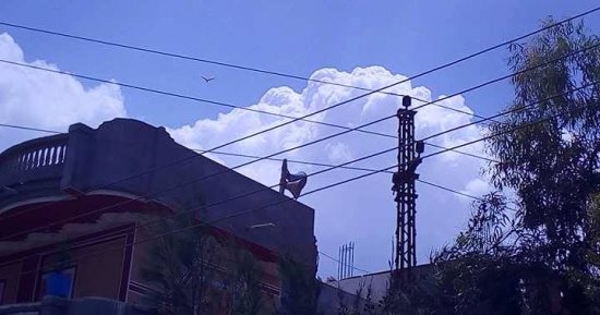 صور.. كابلات الكهرباء وسط منازل قرية محلة بشر فى البحيرة والأهالى يستغيثون