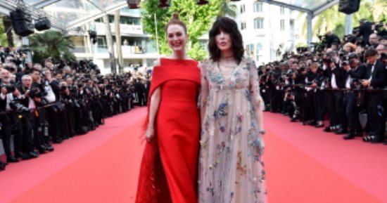 صور.. جوليان مور تخطف الأنظار بفستان أحمر فى مهرجان كان السينمائى