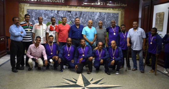 صور.. محافظ الأقصر يمنح أعضاء نادى الإرادة والتحدى مكافأة مالية 