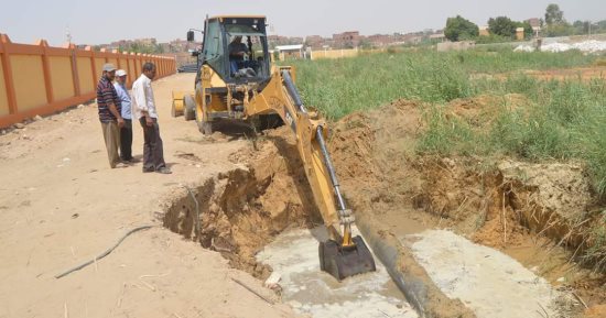 صور .. إصلاح عطل فى خط الطرد المركزى لمحطة معالجة الصرف بالخارجة