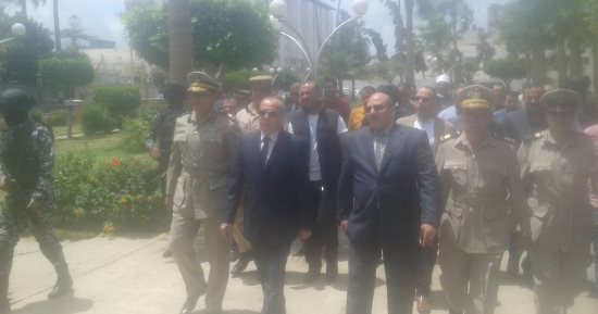 صور ..محافظ دمياط يضع أكيل من الزهور على النصب التذكارى بمناسبة العيد القومى