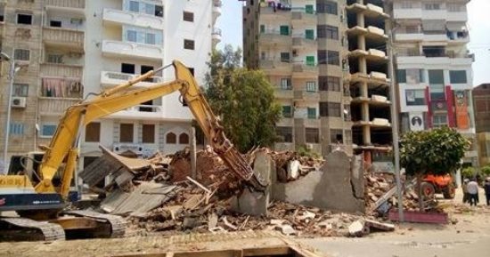 صور .. محافظ دمياط يتابع إزالة عمارتين صادر لهما قرار إزالة
