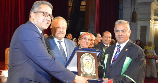 صور.. رئيس جامعة القاهرة يكرم نخبة من أساتذة الاثار