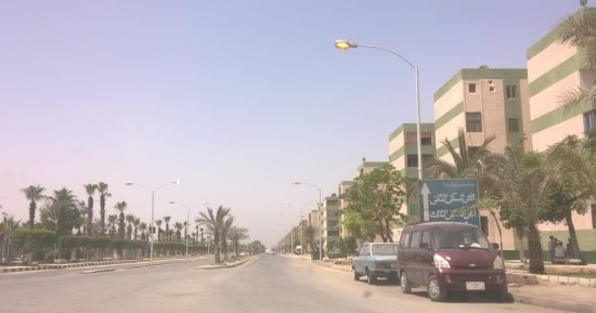 أعمدة الإنارة مضاءة نهارا بشارعى الثلاثينى فى الجيزة والتسعين بالتجمع الخامس
