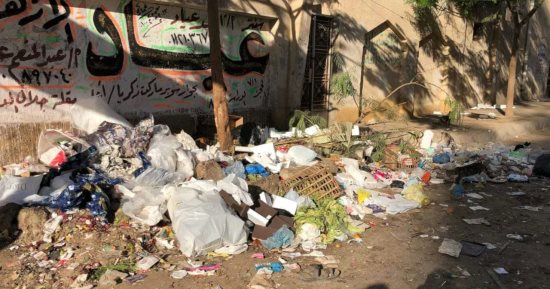 قارئة تشكو من تراكم القمامة بشارع عادل الرفاعى فى المحلة الكبرى