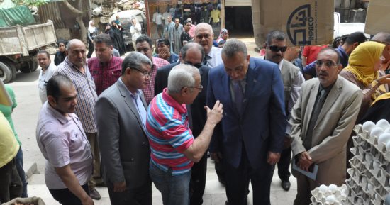 جولة لمحافظ الجيزة على المحلات والأسواق بمنطقة الثلاث طوابق بالهرم
