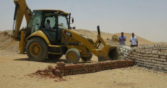 أمن أسوان يشن حملة مكبرة لإزالة التعديات على أراضى الدولة بكوم أمبو