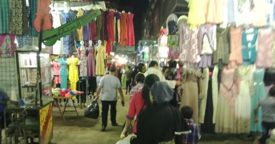 صور.. الباعة الجائلون يحتلون الطريق فى شارع السوق بالخصوص