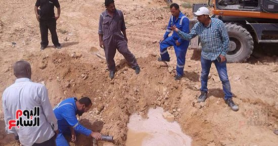 صور.. إزالة 3 تعديات لسرقة مياه الشرب من الخط الرئيسى بالضبعة فى مطروح