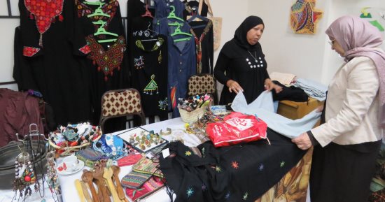 العارضون بمعرض وزارة المالية: آلية لتسويق منتجات الحرف التراثية للمدن الحدودية