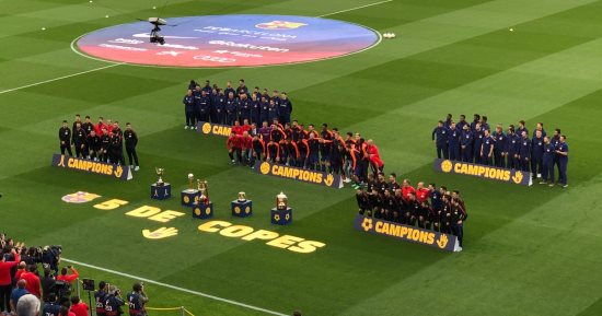تكريم فرق برشلونة فى جميع الفئات قبل مباراة فياريال