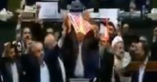 فيديو.. لحظة حرق علم أمريكا ببرلمان إيران بعد انسحاب ترامب من "النووى"