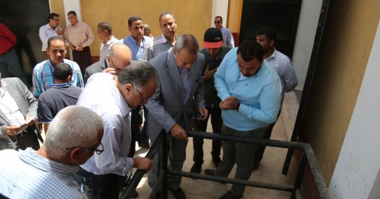 محافظ قنا يتفقد مشروعات مياه الشرب والصرف الصحى بمدينة دشنا.. صور