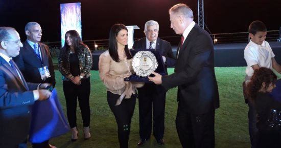 صور.. رئيس منظمة السياحة العربية يمنح وزيرة السياحة جائزة ابن بطوطة