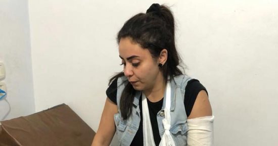 صور.. نجاة الفنانة ياسمين نيازى من حادث سير مروع