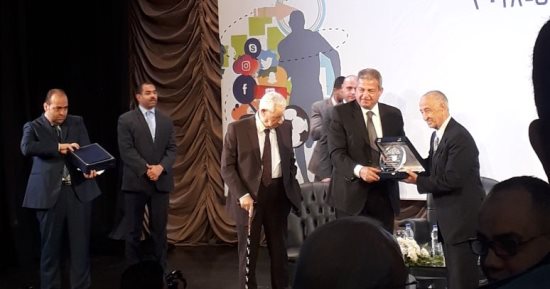 وزير الرياضة يمنح دروعا تذكارية لمكرم محمد أحمد وفهمى عمر