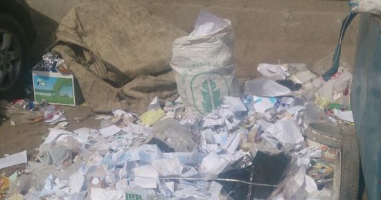 القمامة تعوق حركة المواطنين أمام محطة مترو فيصل