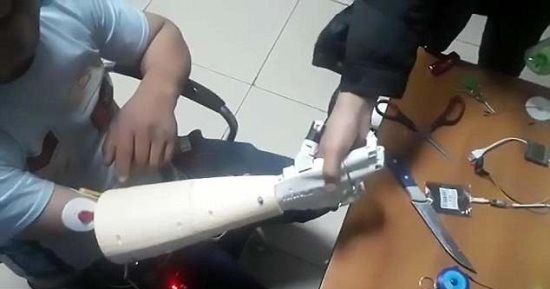 فيديو.. يد روبوتية تساعد مبتورى الأطراف على الإمساك بالأشياء بإشارة العقل