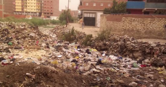 صور.. قارئ يشكو من رشاح ملىء بالقمامة بعزبة البقوشى فى الخصوص