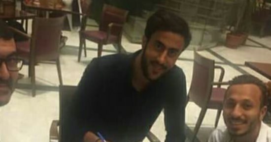 صورة..توقيع أحمد علاء مدافع الداخلية للأهلى