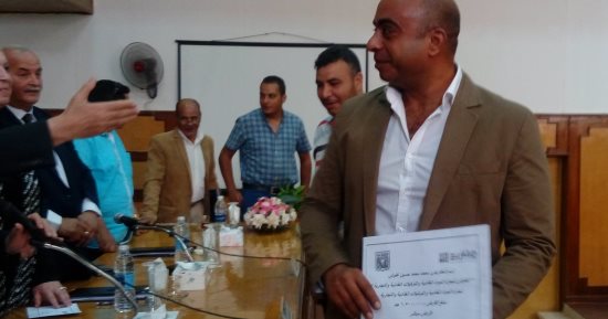 صور محافظ جنوب سيناء ونفين جامع يسلم شيكات بقيمة 3 مليون لجمعيتي الطور وابوزنيمة