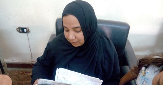 صور.. من ينقذ هند من السجن ويرحم 3 أطفال معرضون للتشرد والجوع؟