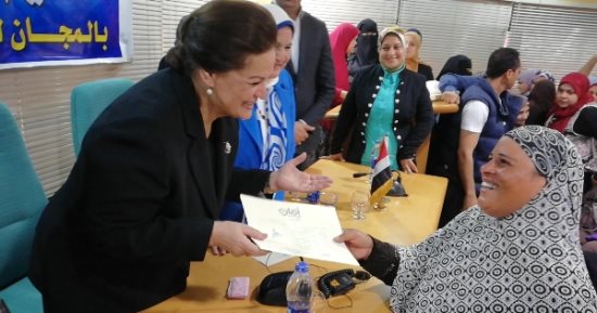 محافظ البحيرة توزع شهادات أمان على المرأة المعيلة بالمجان