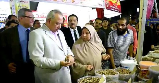 صور.. محافظ الشرقية يفتتح معرض "أهلا رمضان"