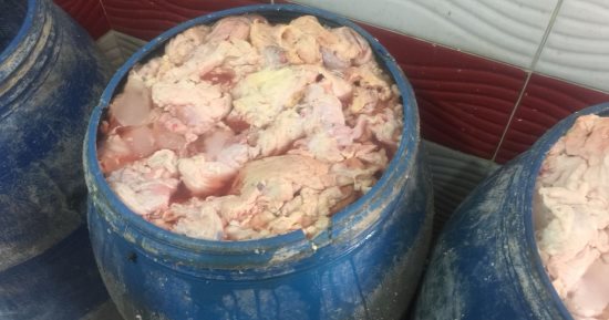صور.. شرطة التموين تضبط 2 طن لحوم ودواجن مجهولة داخل مخازن بالقاهرة