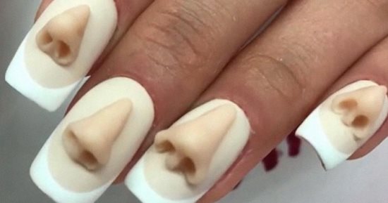 بالأسنان والمناخير.. آخر تقاليع موضة الأظافر حول العالم