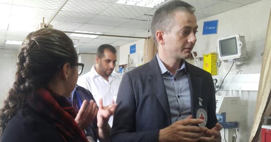 صور.. مدير اللجنة الدولية للصليب الأحمر يزور الجرحى فى مستشفى الشفاء بغزة