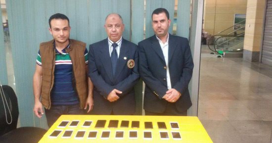 صور.. جمارك مطار برج العرب تضبط محاولتى تهريب كمية من الهواتف المحمولة