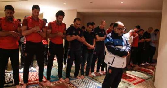 الأهلى يؤدى صلاة الجمعة فى فندق إماراتى ويحدد موعد رحلة أوغندا