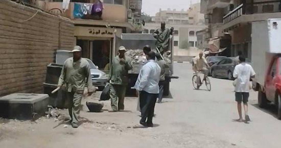 صور.. مجلس مدينة الأقصر يواصل حملات النظافة وجمع المخلفات بشوارع وسط المدينة